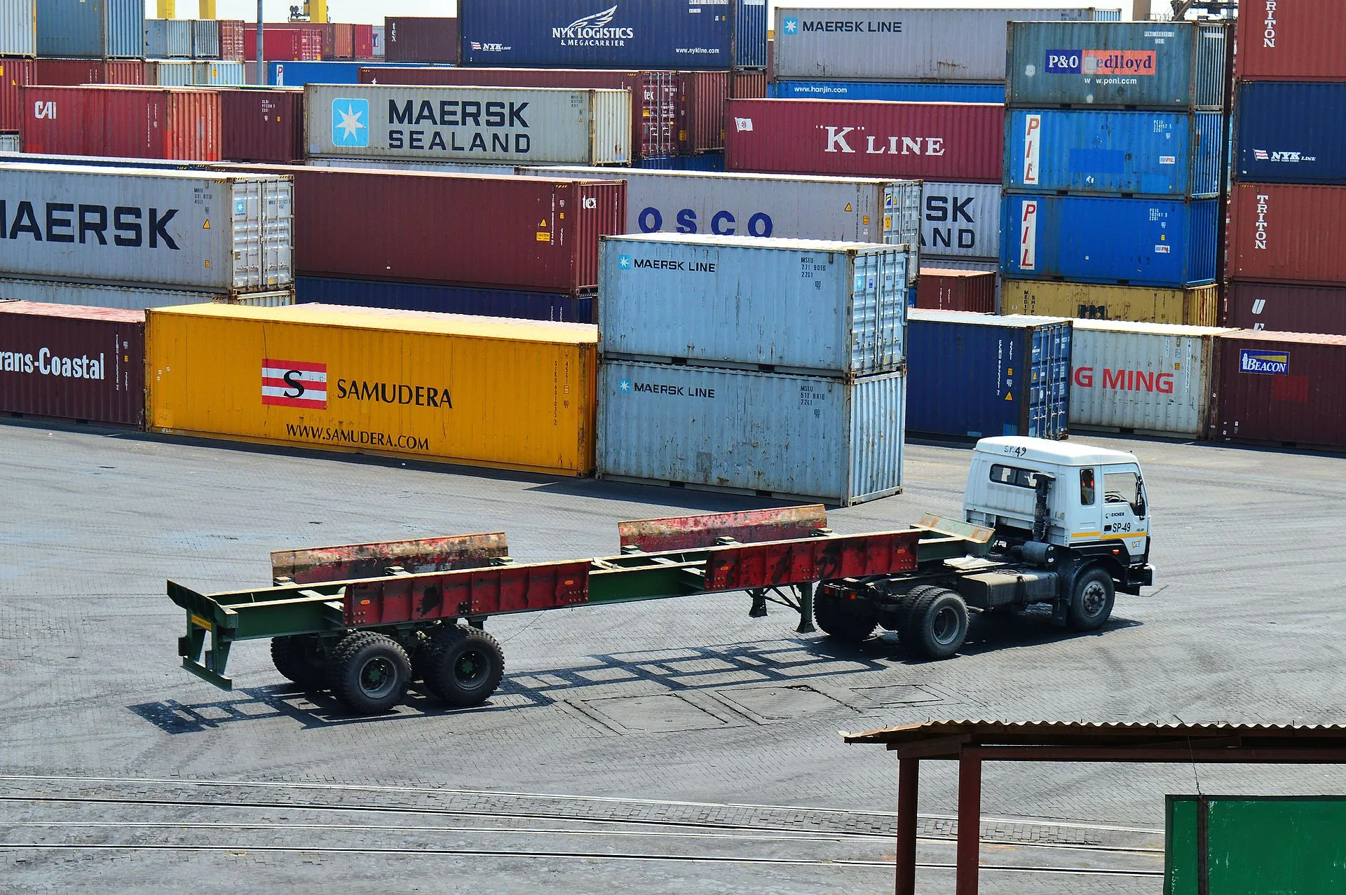 Châssis porte-conteneur devant des piles de conteneurs